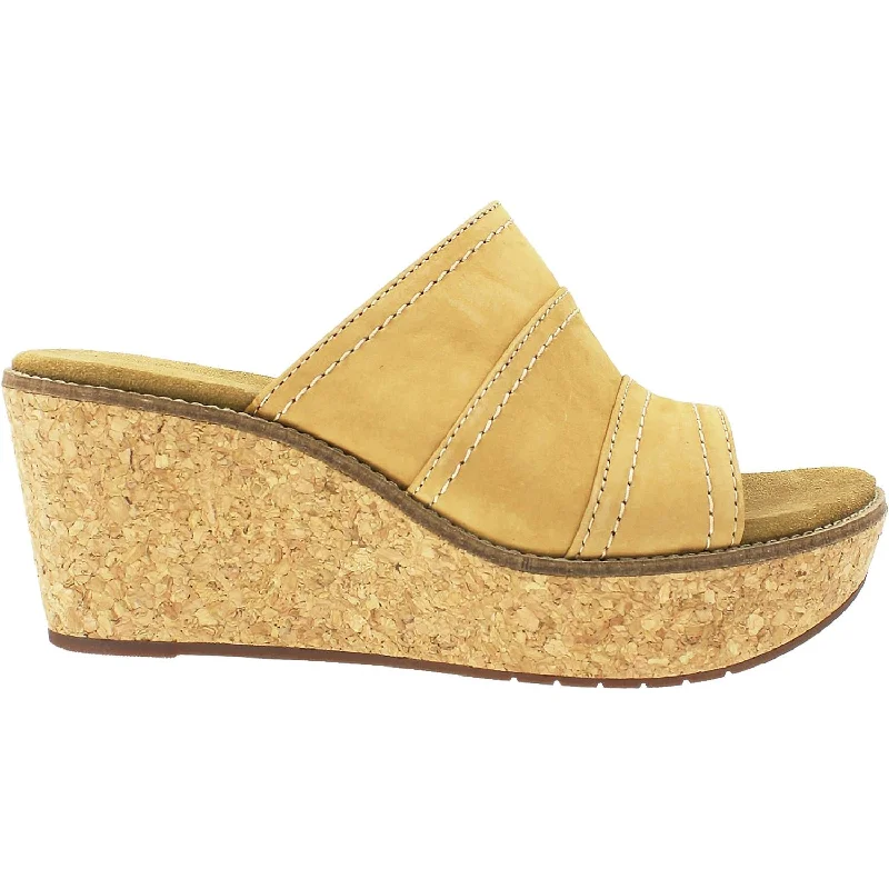 Women's Clarks Aisley Lily Light Tan Nubuck Suede Desert Boot 