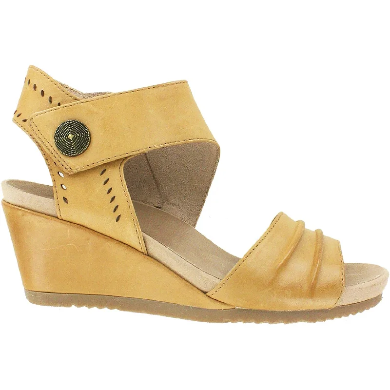 Women's Earth Barbados Suntan Leather Beaded Moccasin Design 